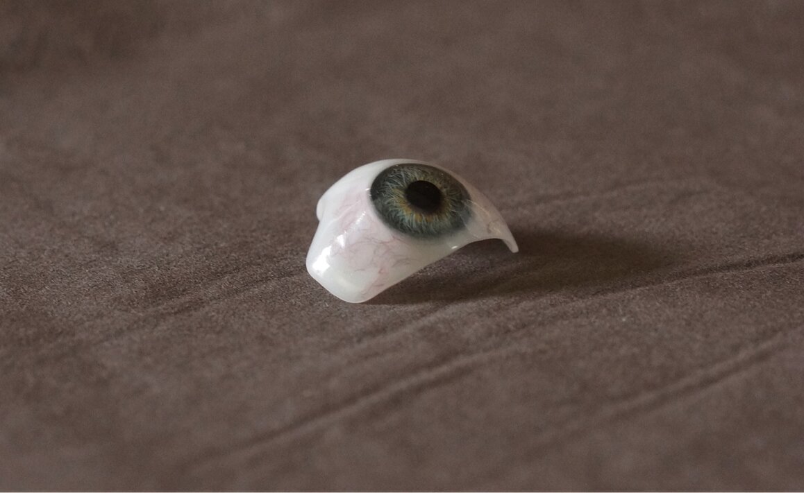 Hand modelliert eine Augenprothese aus Kunststoff