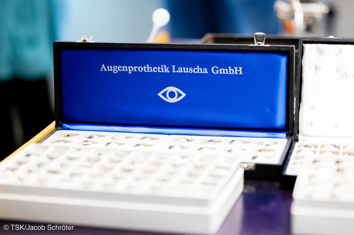 Augenprothetiker formt ein Glasauge in einer Werkstatt